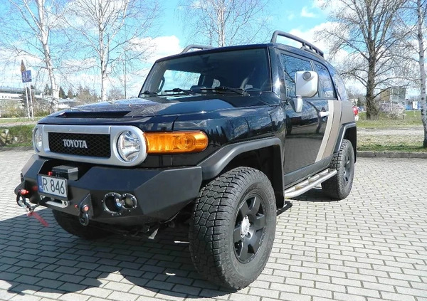 Toyota FJ cena 120000 przebieg: 227300, rok produkcji 2010 z Rzeszów małe 379